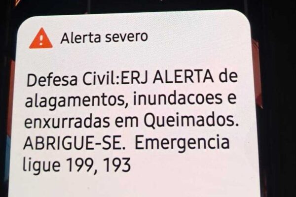 Alerta severo da Defesa Civil: alagamentos e enxurradas em Queimados, Rio de Janeiro. Emergência.