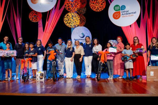 Alunos e professores recebem prêmios em evento de educação ambiental Olhar Ambiental em Nova Friburgo.
