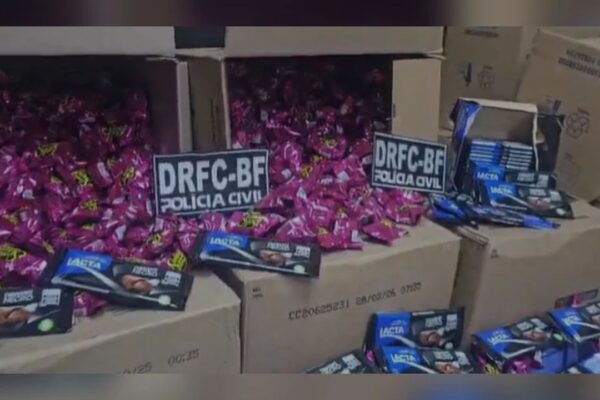 Apreensão de chocolates Lacta impróprios para consumo em Duque de Caxias, com embalagens e caixas.