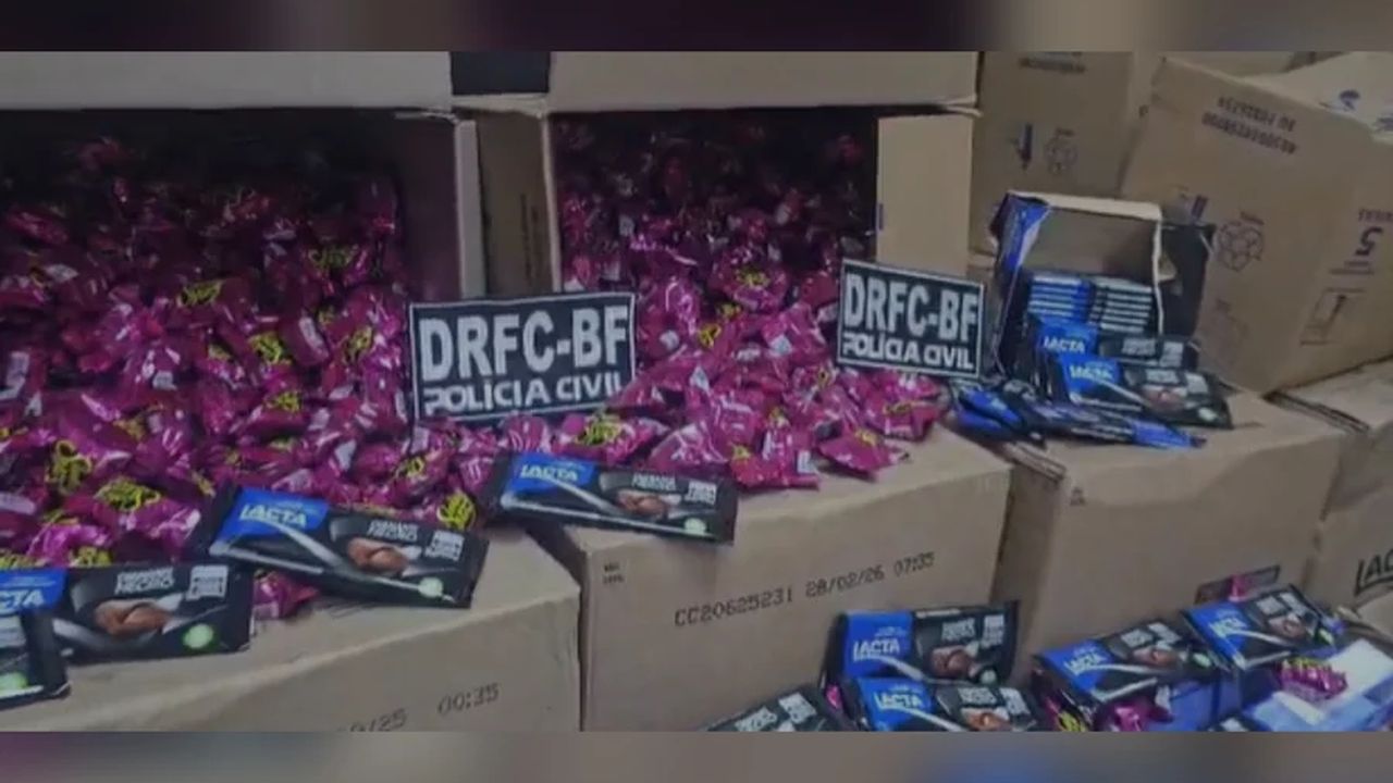 Apreensão de chocolates Lacta impróprios para consumo em Duque de Caxias, com embalagens e caixas.