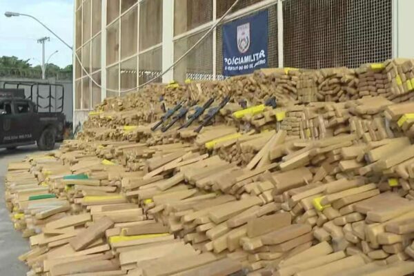 Apreensão de maconha no Rio de Janeiro: toneladas de drogas apreendidas em operação policial.