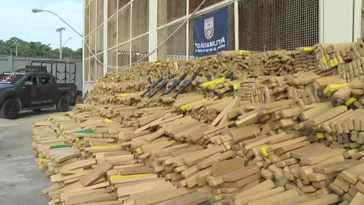 Apreensão de maconha no Rio de Janeiro: toneladas de drogas apreendidas em operação policial.