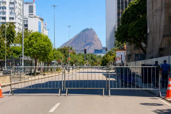 Avenida Presidente Vargas no Rio de Janeiro com barreiras de segurança e montanha ao fundo.