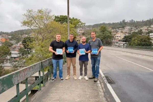 Vereadores instalam placas com o telefone 188 do CVV no viaduto do Paissandu, em Nova Friburgo.