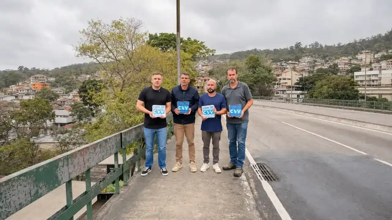 Vereadores instalam placas com o telefone 188 do CVV no viaduto do Paissandu, em Nova Friburgo.