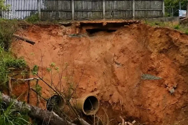 Erosão e desmoronamento atingem terreno às margens da RJ-148, na região da Cancela, em Riograndina.