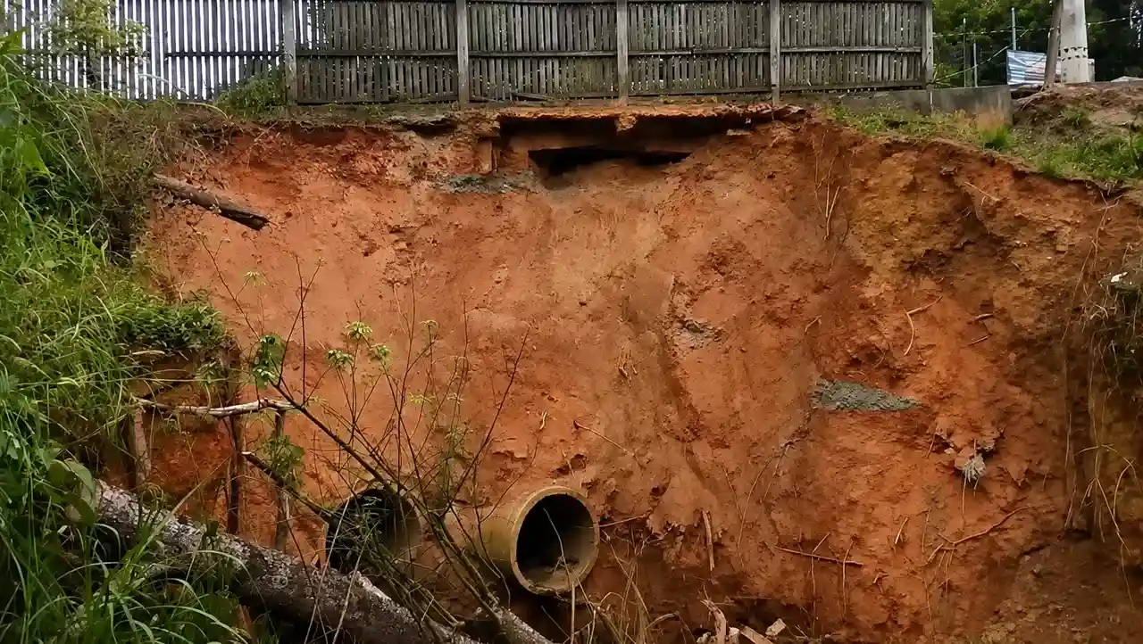 Erosão e desmoronamento atingem terreno às margens da RJ-148, na região da Cancela, em Riograndina.