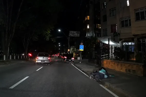 Carro e motocicleta envolvidos em acidente na Avenida Comte Bittencourt, no Centro de Nova Friburgo.