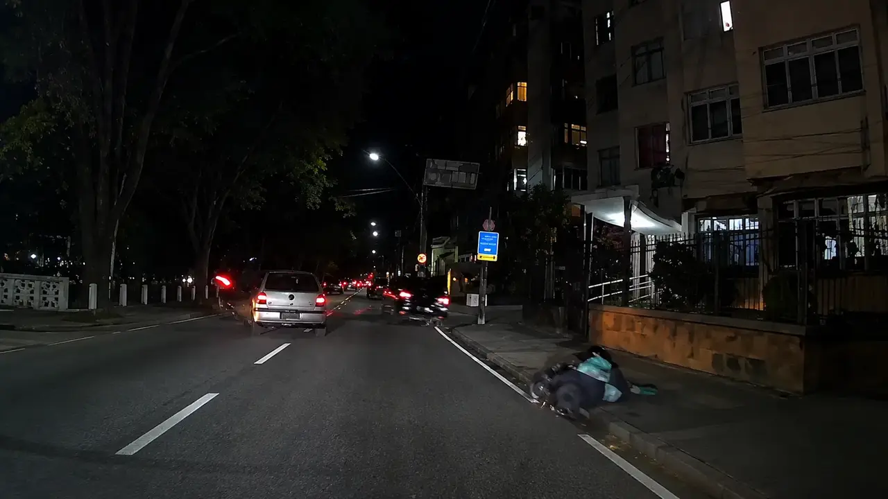 Carro e motocicleta envolvidos em acidente na Avenida Comte Bittencourt, no Centro de Nova Friburgo.