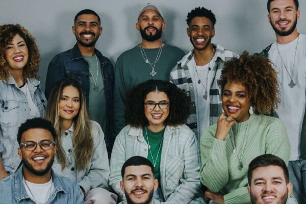 Banda Colo de Deus: Grupo de jovens sorrindo em foto promocional.