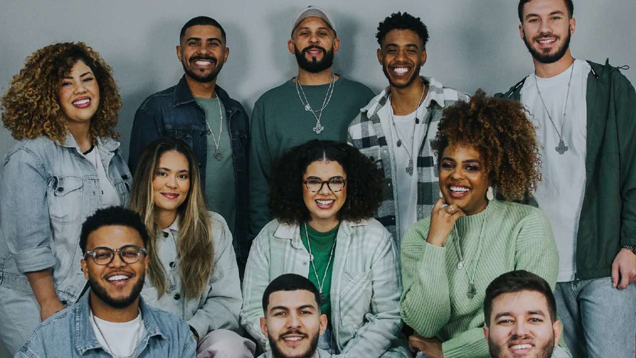 Banda Colo de Deus: Grupo de jovens sorrindo em foto promocional.