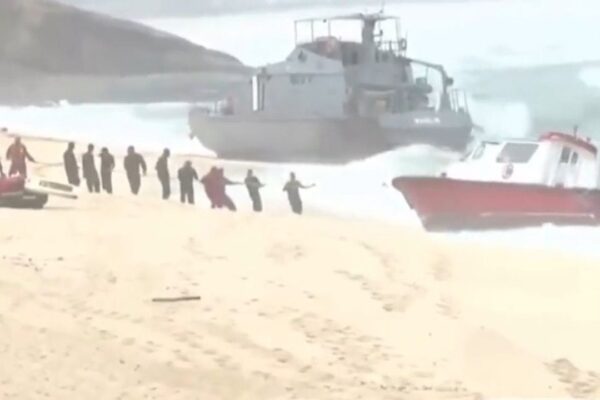 Barcos encalhados na Praia da Macumba em meio à ressaca.