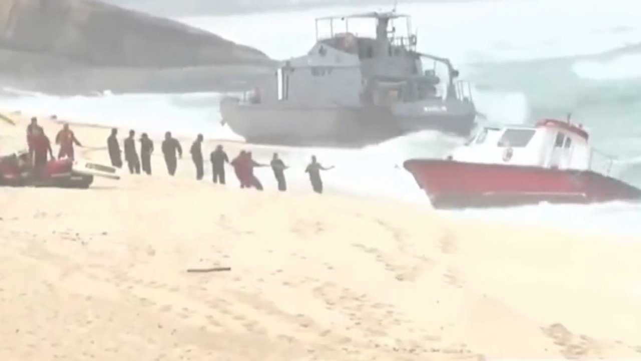 Barcos encalhados na Praia da Macumba em meio à ressaca.
