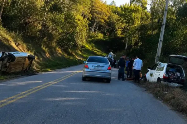 Forte batida entre dois veículos interdita a estrada Mury x Lumiar, em Nova Friburgo, e deixa ao menos duas pessoas feridas.