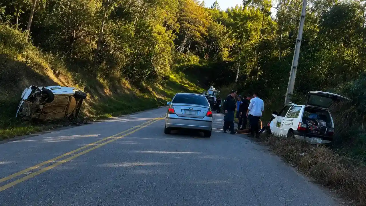 Forte batida entre dois veículos interdita a estrada Mury x Lumiar, em Nova Friburgo, e deixa ao menos duas pessoas feridas.