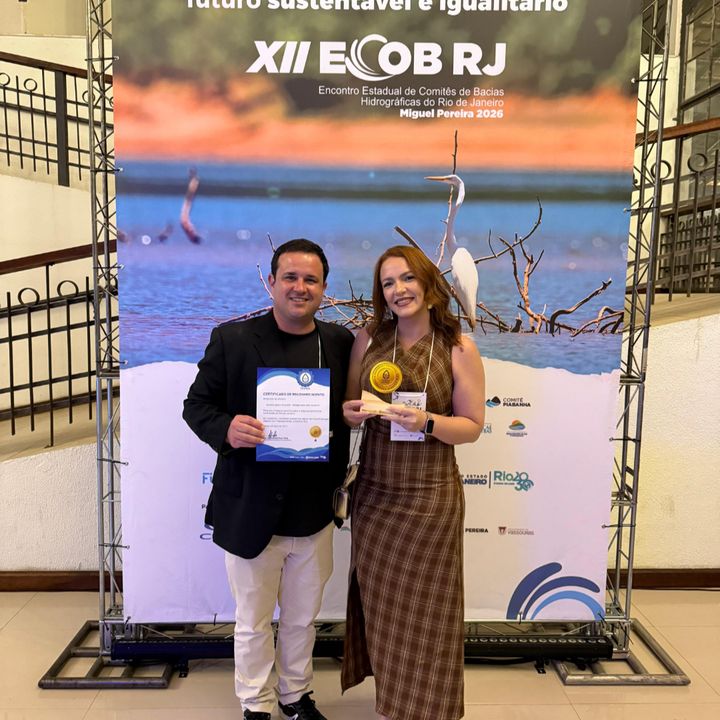 Bernard Vecci e Gisele Ribeiro recebem prêmio em encontro sobre recursos hídricos.