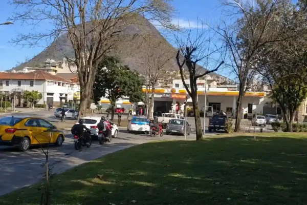 Viatura policial e outro veículo envolvidos em acidente na Avenida Conselheiro Julius Arp, em Nova Friburgo