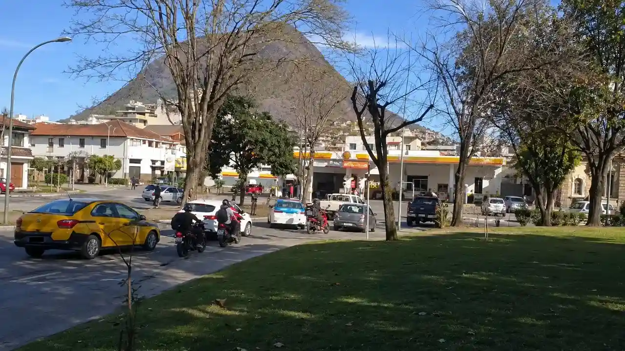 Viatura policial e outro veículo envolvidos em acidente na Avenida Conselheiro Julius Arp, em Nova Friburgo