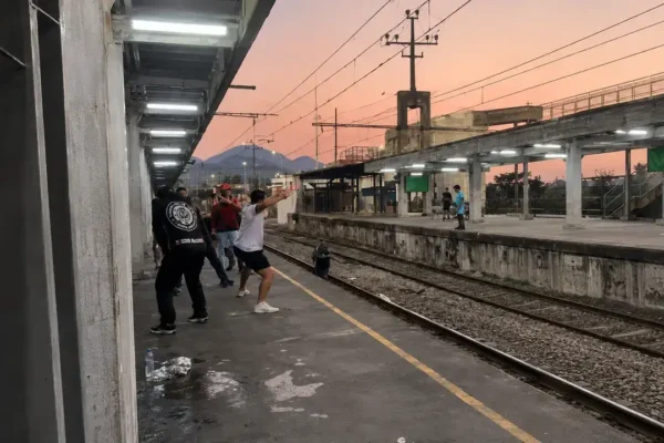 Briga entre torcedores provoca tumulto e correria na Estação Oswaldo Cruz, no Rio de Janeiro.