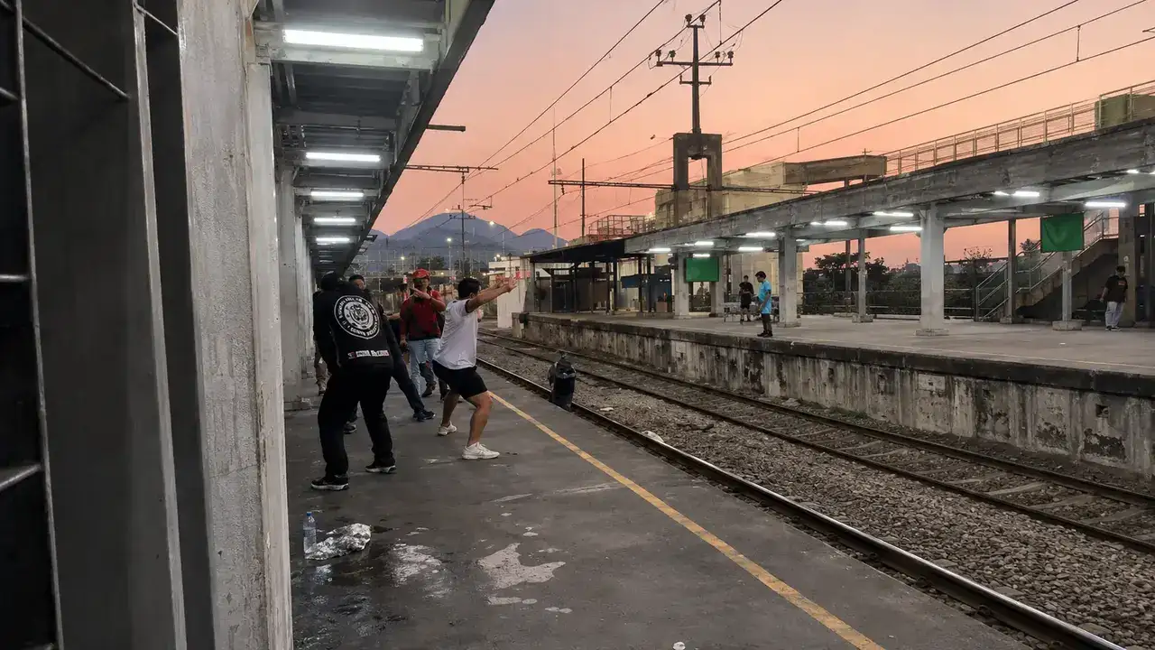 Briga entre torcedores provoca tumulto e correria na Estação Oswaldo Cruz, no Rio de Janeiro.