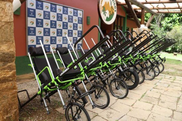 Cadeiras adaptadas para trilhas em parque estadual do Rio de Janeiro.
