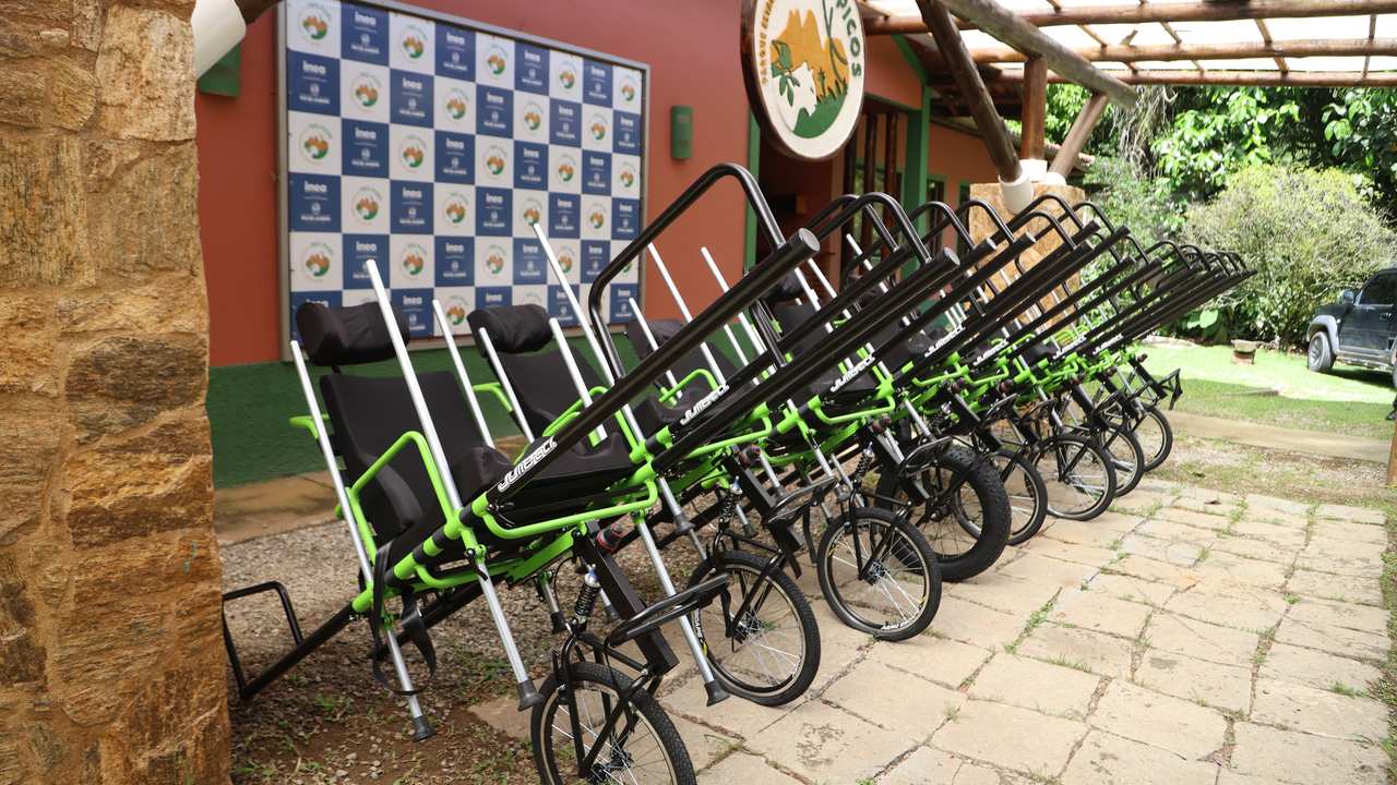 Cadeiras adaptadas para trilhas em parque estadual do Rio de Janeiro.