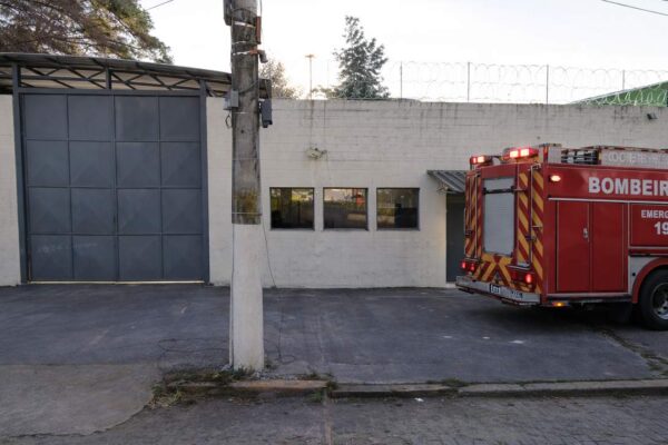 Caminhão do corpo de bombeiros em frente a unidade, possível intervenção.