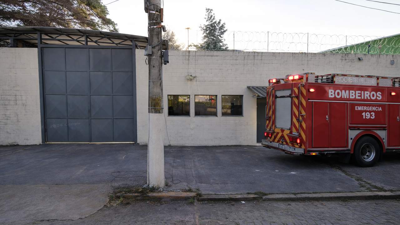 Caminhão do corpo de bombeiros em frente a unidade, possível intervenção.