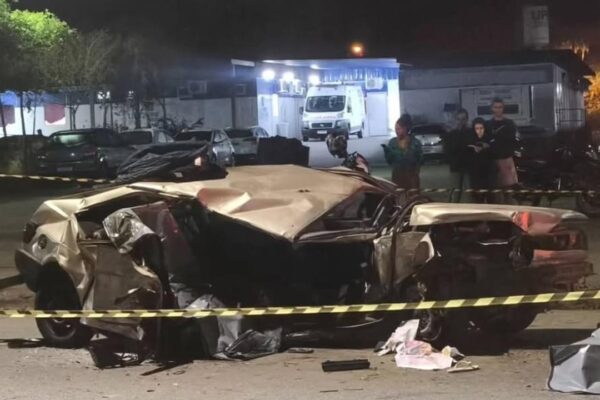 Carro destruído após acidente de trânsito em Nova Friburgo.