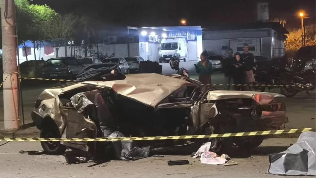Carro destruído após acidente de trânsito em Nova Friburgo.