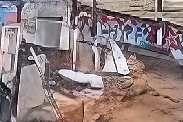Casarão antigo desaba no Centro de Cantagalo, Rio de Janeiro. Imagem de câmera de segurança.