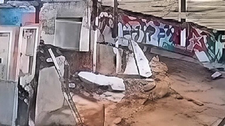 Casarão antigo desaba no Centro de Cantagalo, Rio de Janeiro. Imagem de câmera de segurança.