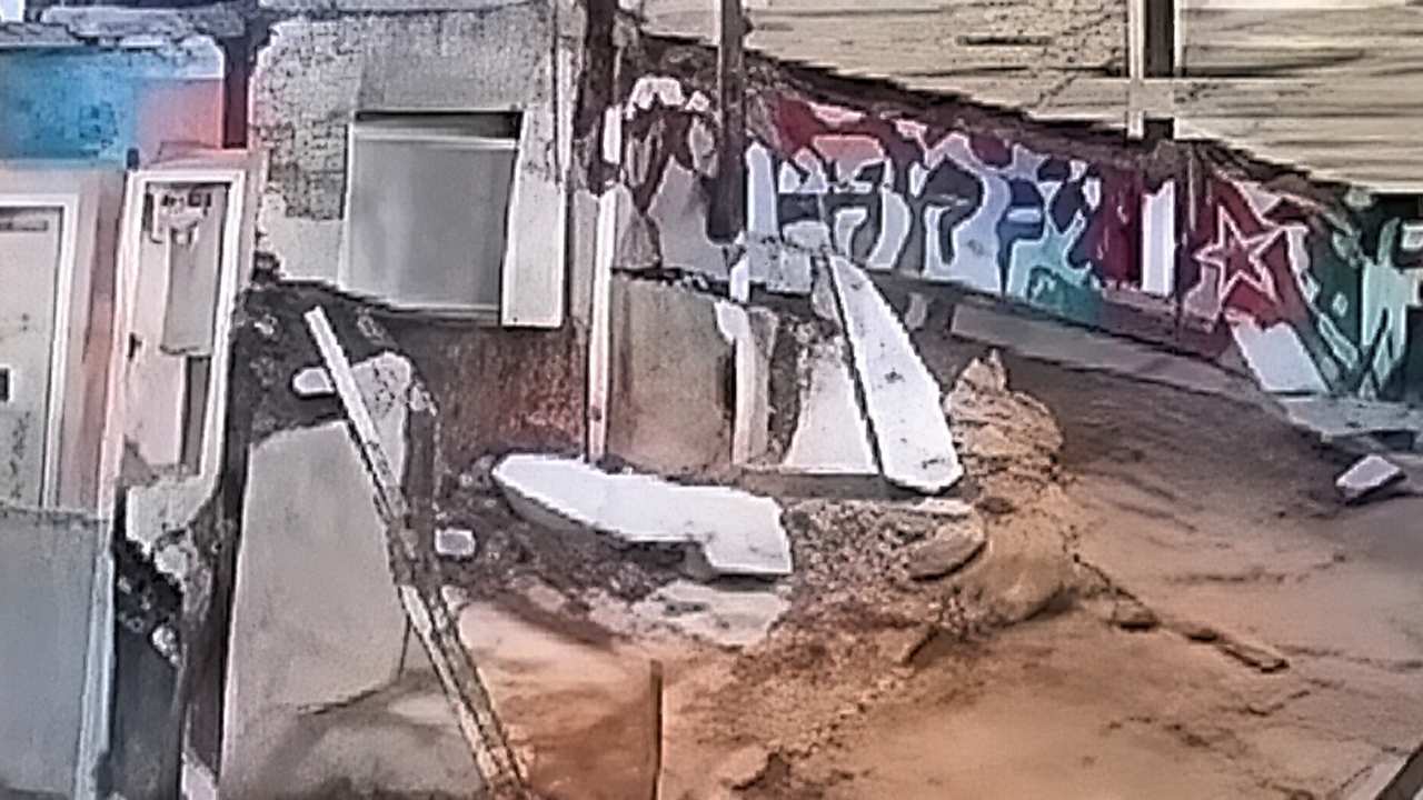 Casarão antigo desaba no Centro de Cantagalo, Rio de Janeiro. Imagem de câmera de segurança.