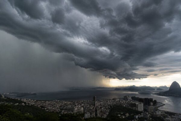 Céu nublado e tempestade sobre o Rio de Janeiro, com vista da cidade e do mar.