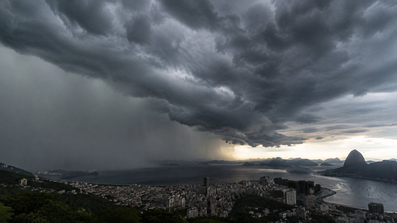 Céu nublado e tempestade sobre o Rio de Janeiro, com vista da cidade e do mar.