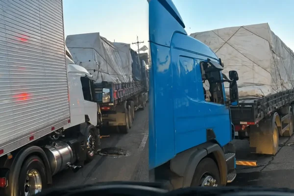 Carretas envolvidas em engavetamento na Via Dutra, em Nova Iguaçu