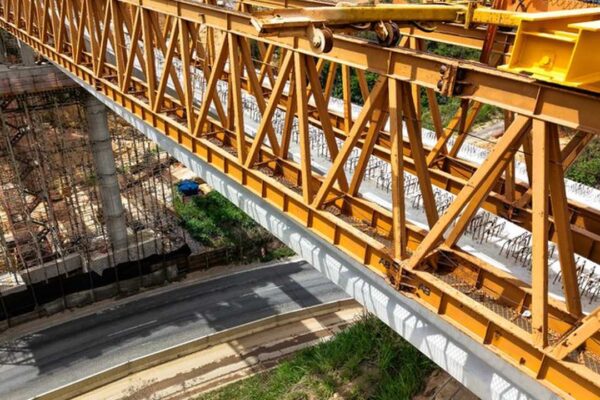 Construção de ponte rodoviária sobre o Rio Macaé, com estrutura metálica em primeiro plano