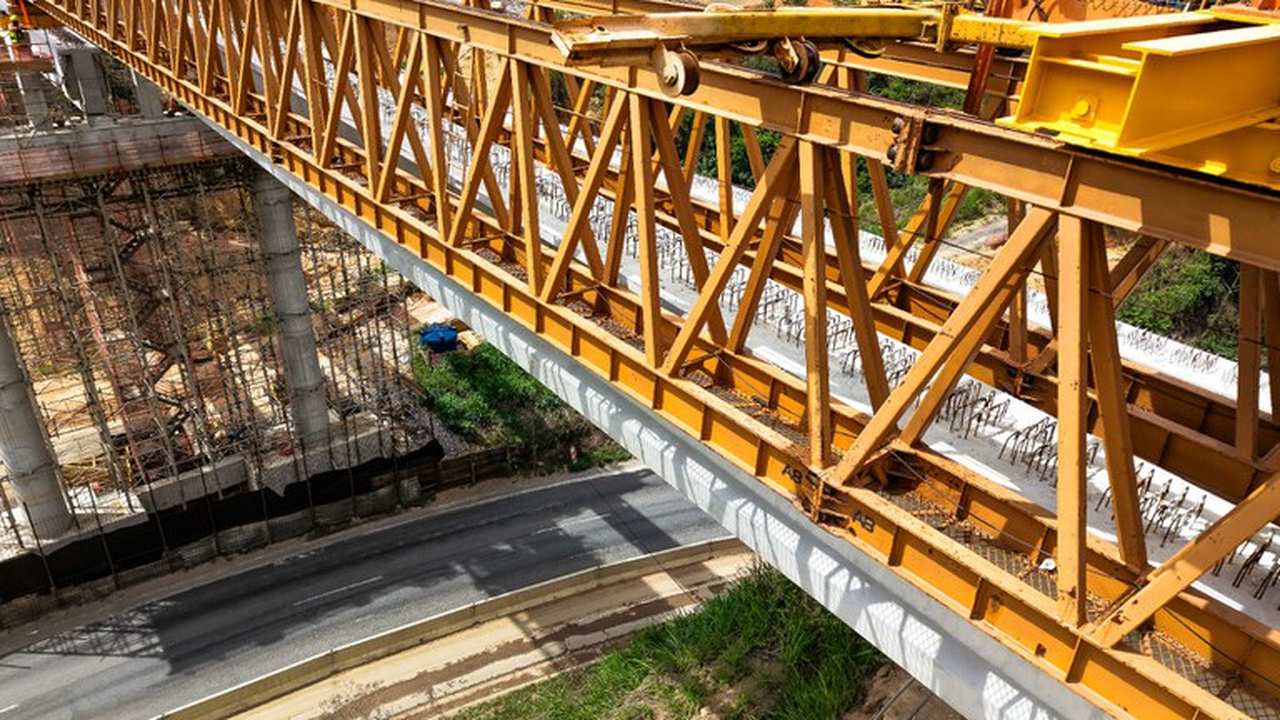 Construção de ponte rodoviária sobre o Rio Macaé, com estrutura metálica em primeiro plano