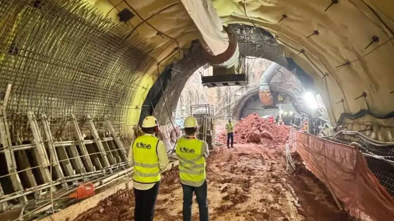 Construção de túnel do metrô em São Paulo com trabalhadores e estruturas metálicas.