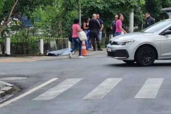 Corpo coberto na rua após mal súbito em Nova Friburgo, RJ.