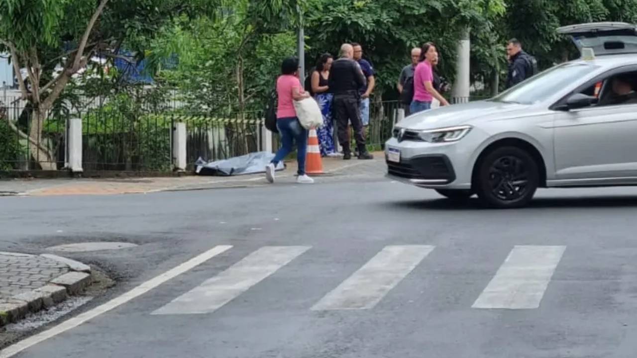 Corpo coberto na rua após mal súbito em Nova Friburgo, RJ.