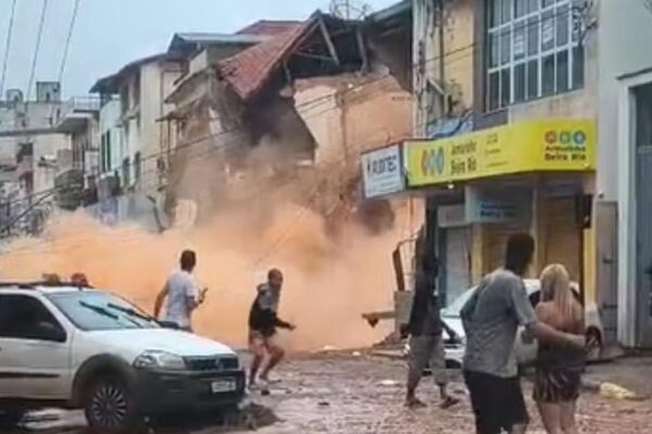 Desabamento de prédio em Ubá-MG após fortes chuvas.