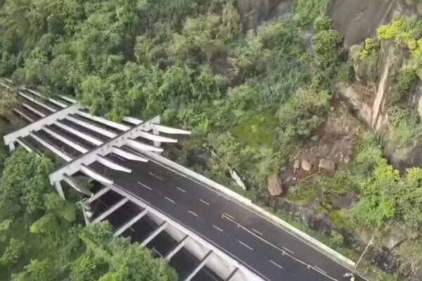 Deslizamento em via de acesso a túnel no Rio de Janeiro, com trânsito parcialmente liberado.