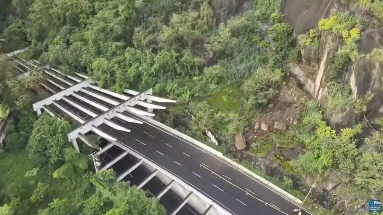 Deslizamento em via de acesso a túnel no Rio de Janeiro, com trânsito parcialmente liberado.