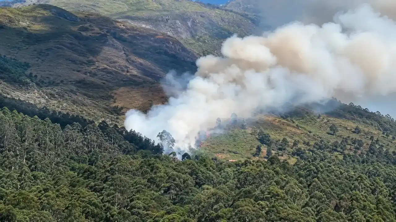 Chamas avançam pela vegetação da Montanha do Caledônia, em Nova Friburgo