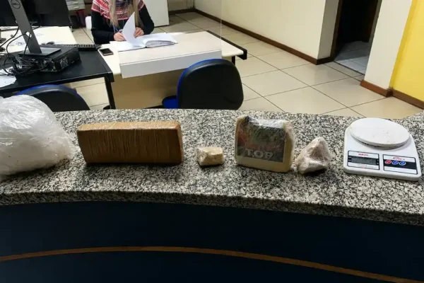 Policiais do 11º BPM apreenderam cerca de dois quilos de drogas, uma balança de precisão e materiais utilizados no tráfico durante uma ação em Cantagalo.