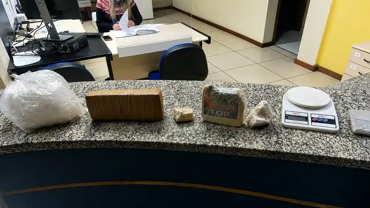 Policiais do 11º BPM apreenderam cerca de dois quilos de drogas, uma balança de precisão e materiais utilizados no tráfico durante uma ação em Cantagalo.