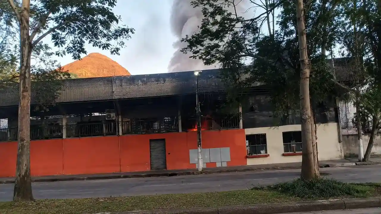 Fogo e fumaça assustam moradores próximos ao Estádio Eduardo Guinle