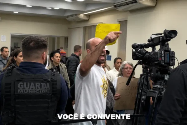 Sessão da Câmara de Nova Friburgo durante a votação do veto à homenagem para Isadora, de Lumiar.