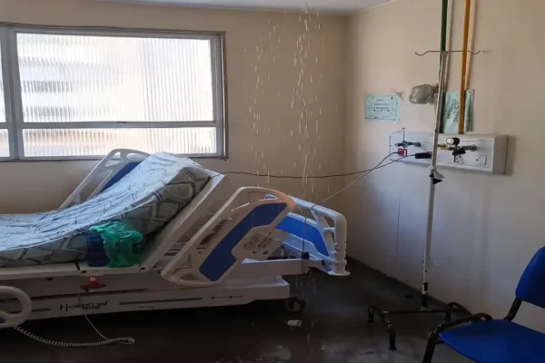 Água cai do teto e invade quarto atribuído à enfermaria do Hospital Municipal Raul Sertã